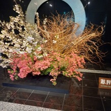 ホテルニューオータニの画像｜1階入口に飾られている花
季節によって違うらしい